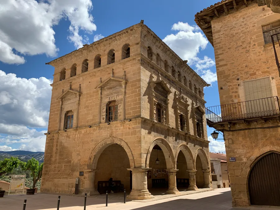 El poble, Arnes